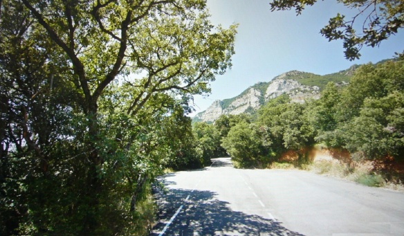 Narrow mountain path to the Monasterio de Leire.