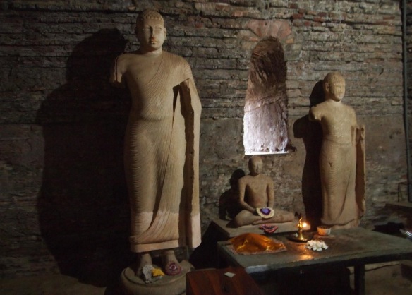 Amazing Buddha statues are in the shrine.